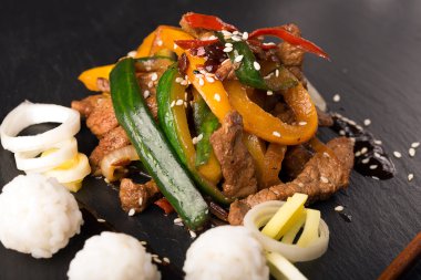 Geleneksel Çin salatası 