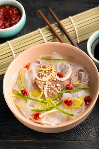 Soupe chinoise traditionnelle aux nouilles — Photo