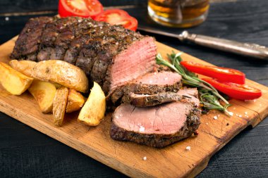 Bir kesme tahtası üzerinde ızgara sığır eti