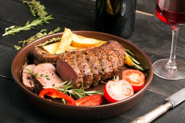 Bir kesme tahtası üzerinde ızgara sığır eti