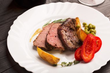 Bir kesme tahtası üzerinde ızgara sığır eti