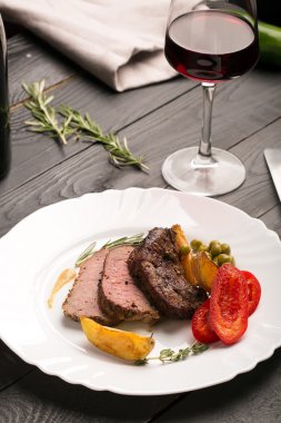 Bir kesme tahtası üzerinde ızgara sığır eti