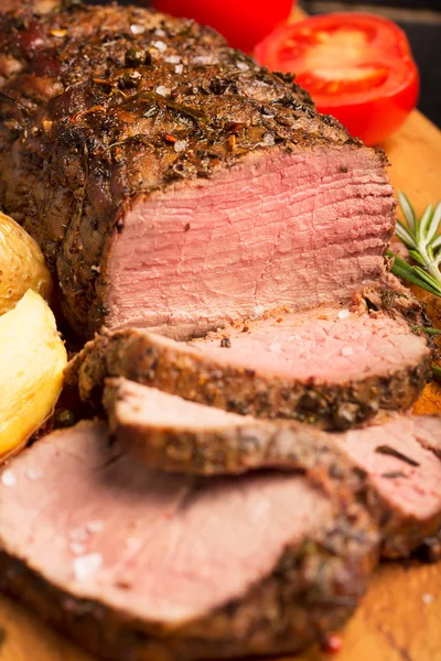 Carne a la parrilla en una tabla de cortar —  Fotos de Stock