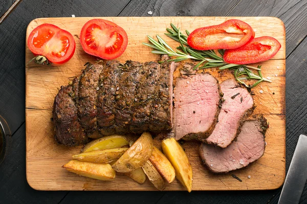 Gegrilltes Rindfleisch auf einem Schneidebrett — Stockfoto