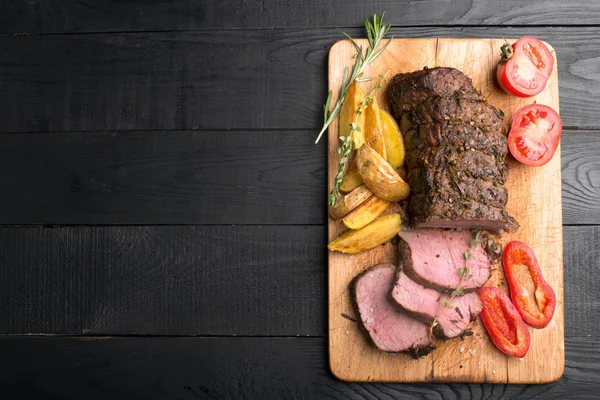 Gegrilltes Rindfleisch auf einem Schneidebrett — Stockfoto