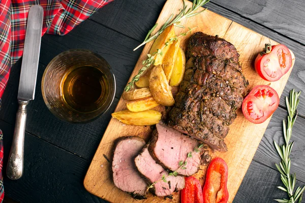 Carne alla griglia su un tagliere — Foto Stock