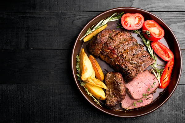 Boeuf grillé sur une planche à découper — Photo