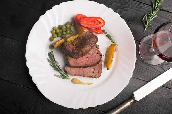 Gegrilltes Rindfleisch auf einem Schneidebrett — Stockfoto