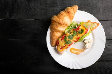 Kruvasan tavukla yapılan sandviç