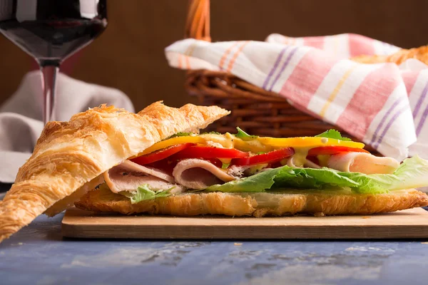 Sandwich preparado a base de croissant — Foto de Stock