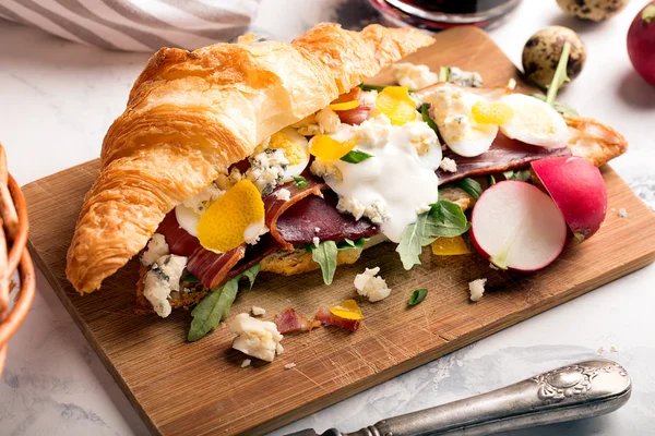 Sandwich disiapkan dari croissant dengan jamon — Stok Foto