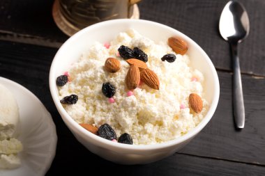 Süzme peynir ile badem 