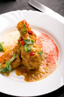 Lezzetli tavuk uyluk ile köri