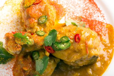 Lezzetli tavuk uyluk ile köri 