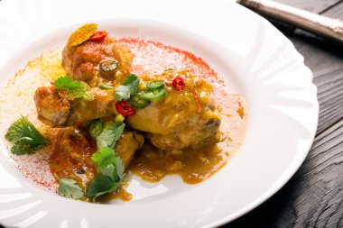 Lezzetli tavuk uyluk ile köri