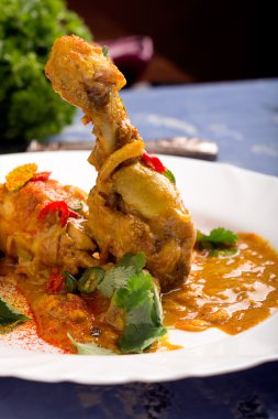 Lezzetli tavuk uyluk ile köri 