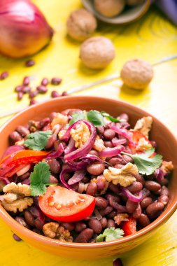 Soğan ile kızarmış kırmızı fasulye