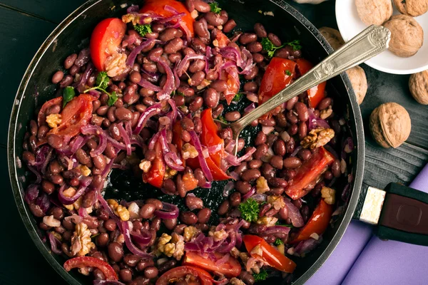 Kacang merah goreng dengan bawang — Stok Foto