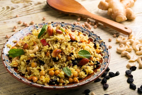 Geleneksel çanak baharatlarla pişmiş pirinç (pilav)