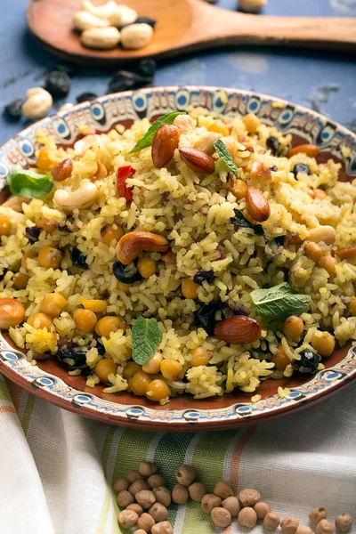 Piatto tradizionale di riso (pilaf) cotto con spezie — Foto Stock