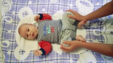 Bebek masaj yapıyor