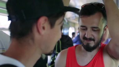 iki adam metroya binme