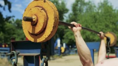 barbell ile egzersiz yapan erkek
