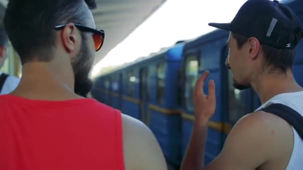 Dois homens andando no metrô — Vídeo de Stock