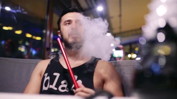 Homem fumando narguilé — Vídeo de Stock