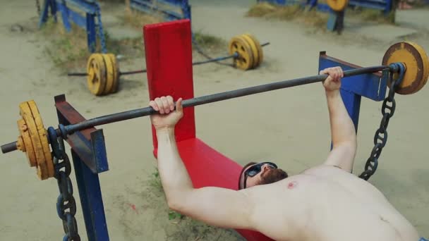 Man doen oefening met barbell — Stockvideo