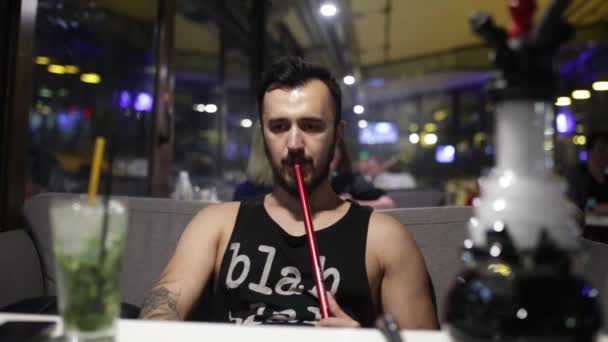 Guy roken Shisha — Stockvideo