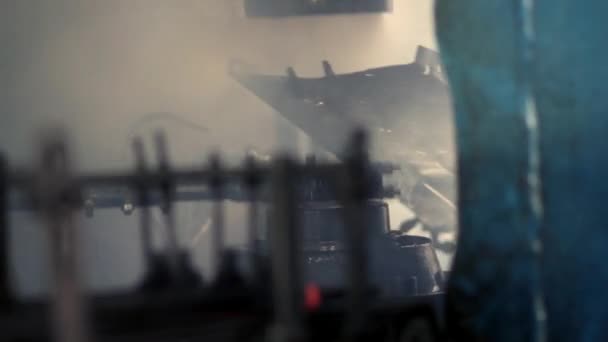 manipulateur transmet le métal chaud 