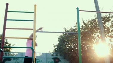 Küçük kız çubuğunda çeker.