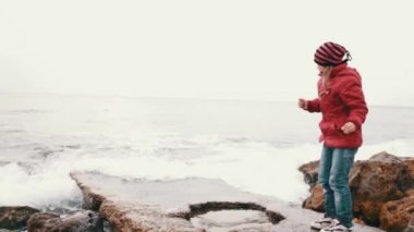 Su ile sonbaharda oynayan kız