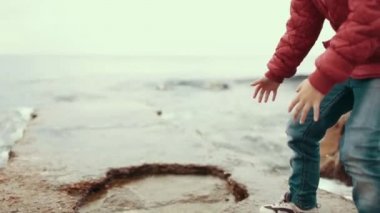 Su ile sonbaharda oynayan kız