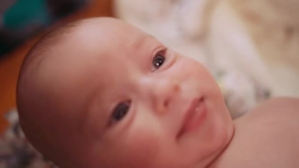 Bebé sonriente en la iglesia — Vídeos de Stock