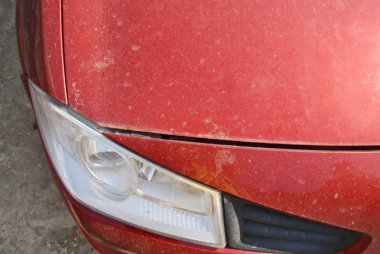 Kazadan sonra kırmızı araba