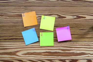 Ahşap arka plan üzerinde izole etiket notlar