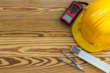 Kask ve ahşap zemin üzerine mimar için Araçlar