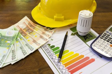 Ahşap arka plan üzerinde termostatik vana ve tesisatçı araçları