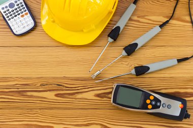 Sıcaklığı ölçme elektronik enstrüman üzerinde ahşap arka plan probları