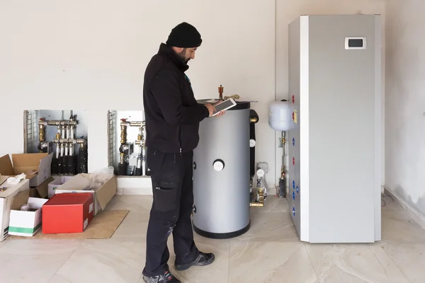 Plumber at work making the consumption metering — Stock Photo, Image