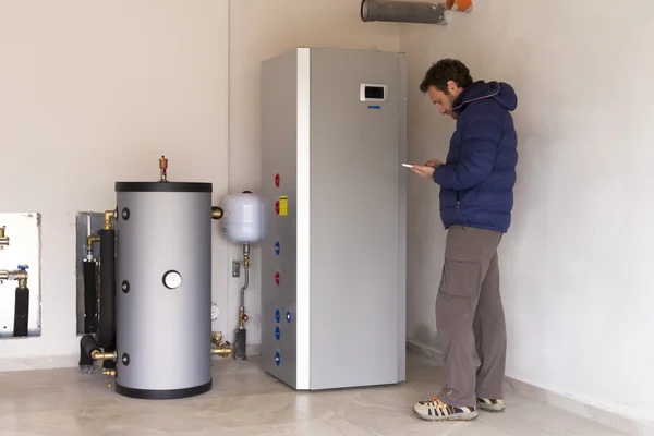 Plumber at work making the consumption metering — Stock Photo, Image