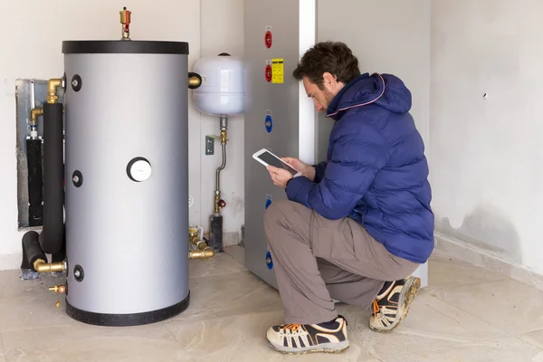 Plumber at work making the consumption metering — Stock Photo, Image