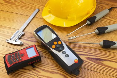 Sıcaklığı ölçme elektronik enstrüman üzerinde ahşap arka plan probları