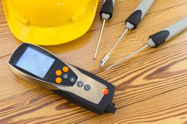 Sıcaklığı ölçme elektronik enstrüman üzerinde ahşap arka plan probları