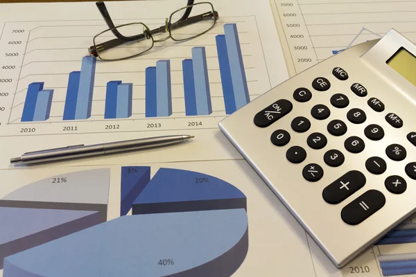 Dosyaları, histogramları ve finansal belgeleri olan ofis masası.