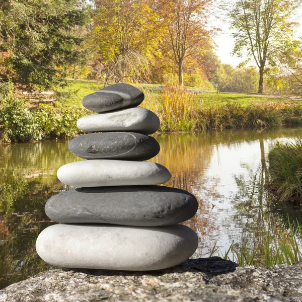 Close up van zen stenen met de achtergrond, de tuin en het meer — Stockfoto