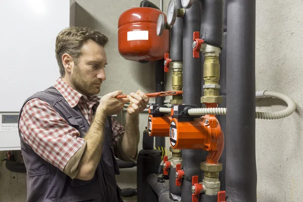 Plumber at work installing a circulation pump — Stock Photo, Image