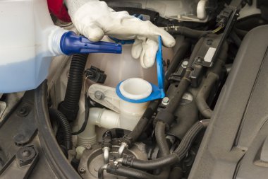 Bir araba motoru mechanician performans bakım
